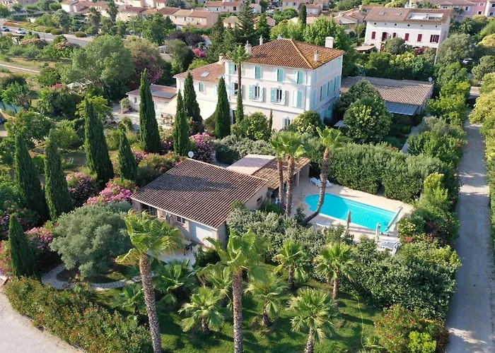 Domaine De L'aufrene Oda ve Kahvaltı 3*