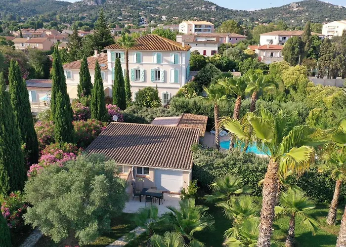 Oda ve Kahvaltı Domaine De L'aufrene 3*